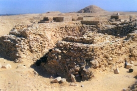Pohřební komora se nachází v komplexu polorozpadlé pyramidy.